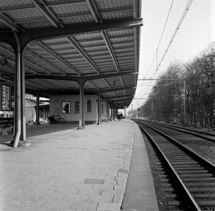 153105 Gezicht op het perron met perronkap van het N.S.-station Harderwijk te Harderwijk.